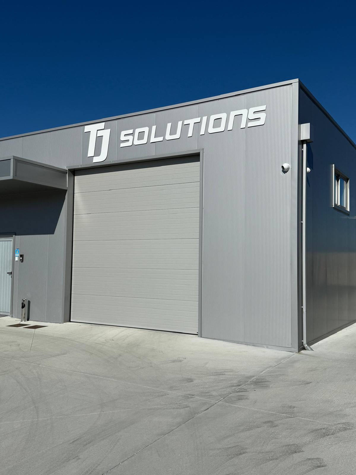 Equipa da TJ Solutions em ambiente de supervisão técnica